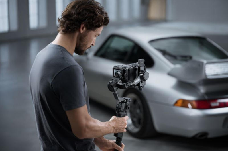 DJIは、最大3 kgまでのカメラに対応した軽量スタビライザー「RS 5」を発売しました。