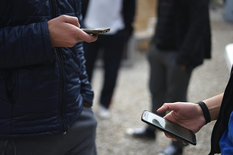 大多数の若いオーストラリア人は、制限にもかかわらずソーシャルメディアを利用し続けている。