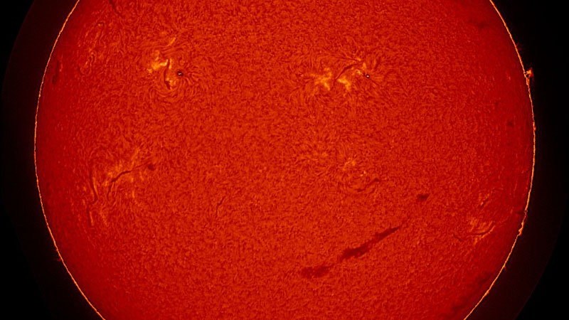 太陽は、私たちの上から笑っている巨大なスマイリーになった。