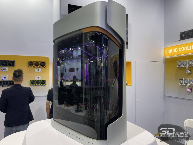 ジオメトリック・フューチャーは、Computex 2026で巨大なケース、輝くブロック型電源ユニット、および最新の液体冷却システムを発表しました