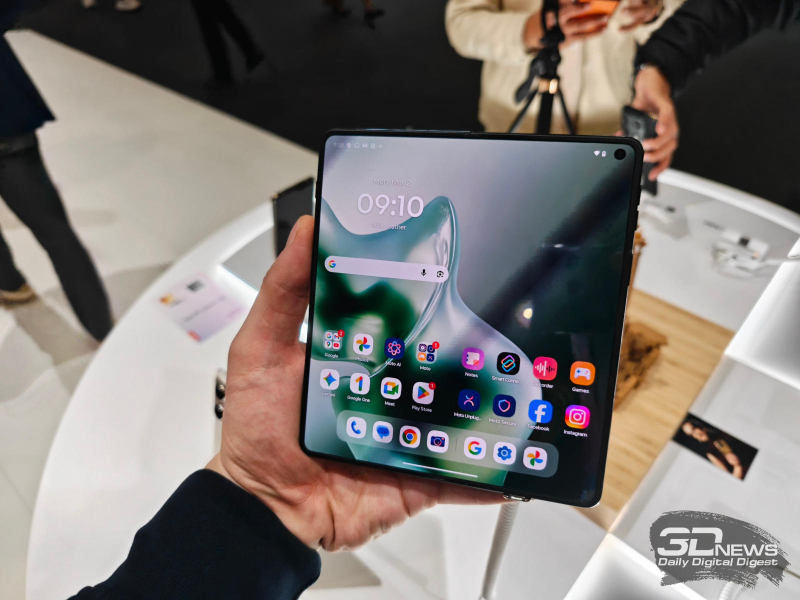 モトローラは新しいフレキシブルフォン「Razr Fold」を発表しました