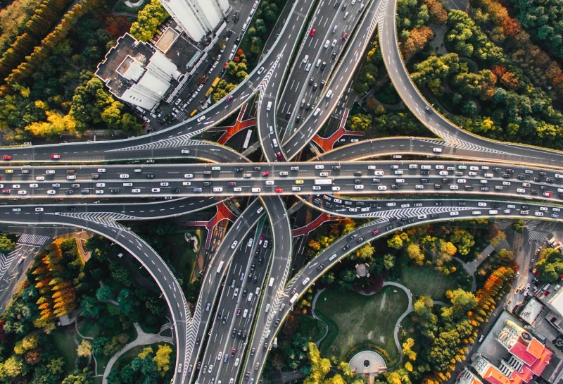 AIシステムは車両に道路のひび割れを報告させ、その情報を道路修復サービスへ送信します