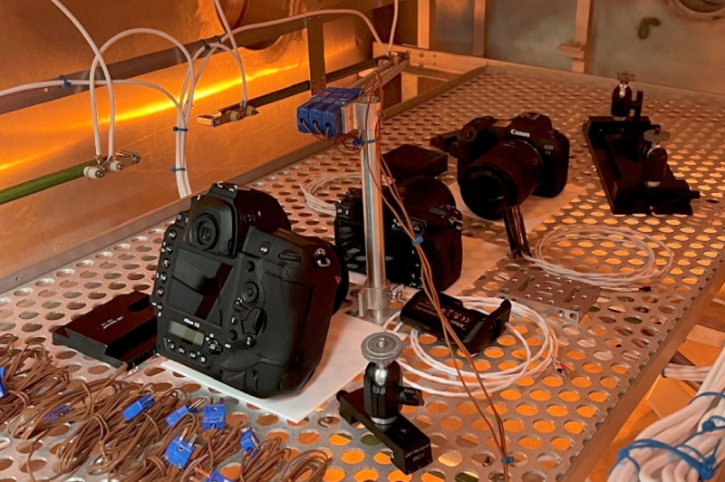 NASAは宇宙環境でCanonとNikonの標準カメラをテストしましたが、試験に合格したのは一部のみでした。