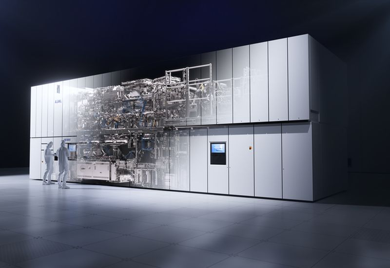 ASMLは、来年から高い数値開口（High‑NA）EUV技術を広範に採用し、トランジスタサイズが1.4 nm以下のチップ製造に取り組む予定です