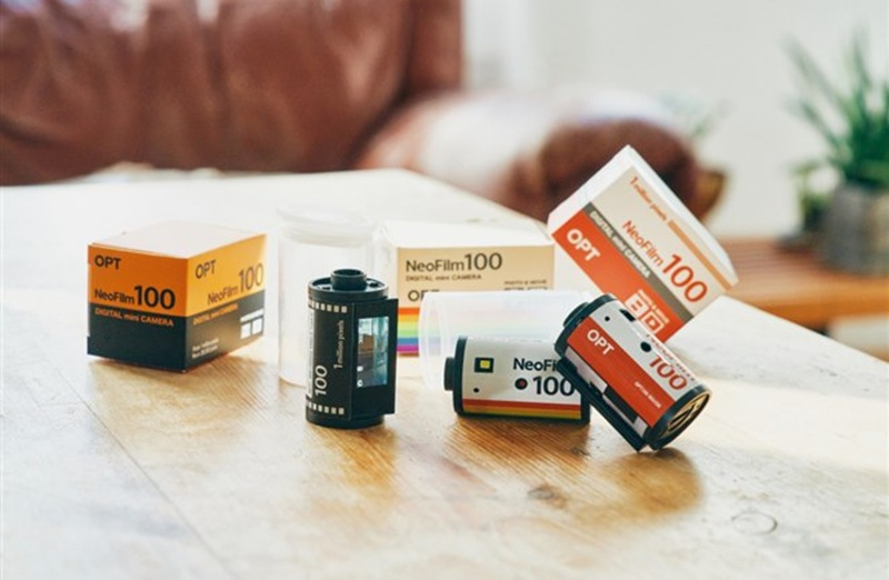 日本では、35mmフィルムのリール型デジタルカメラキーリング「OPT100 Neo Film」が登場しています
