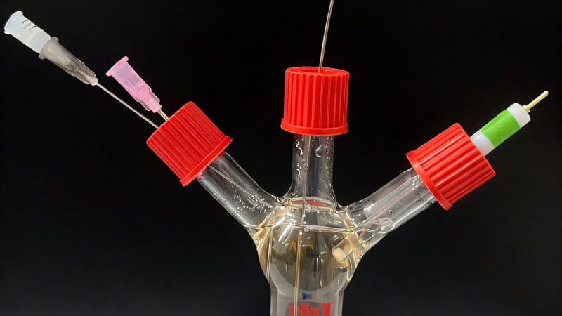 バクテリアに危険物質を検出したときに電気を発生させるように強制し、細胞内で「閉じ込め」て実現しました