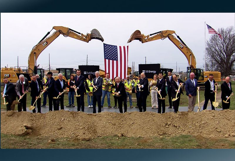 ソフトバンクは数十億円規模の借金にさらに深く陥り、AIを発展の鍵と位置づけている。