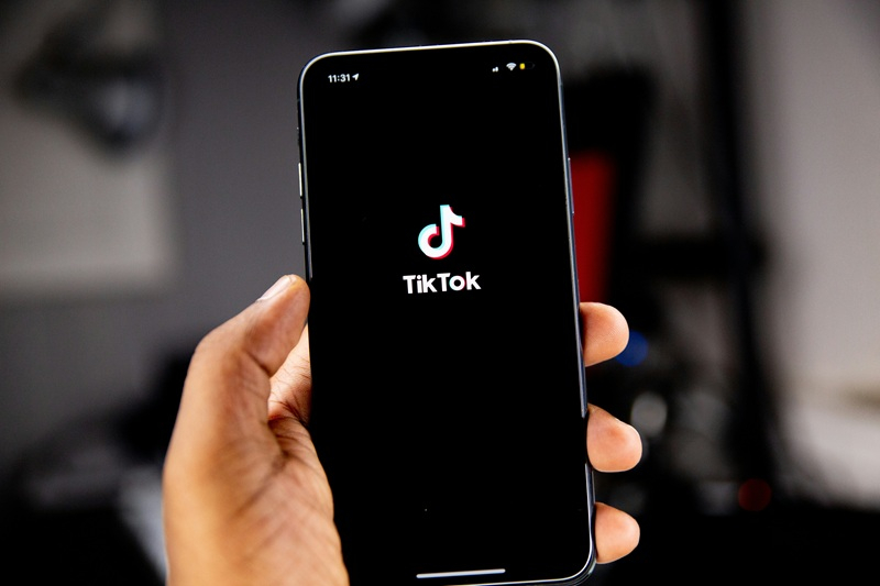 EUはTikTokとInstagramを、その「依存的」なデザインのために対処する。