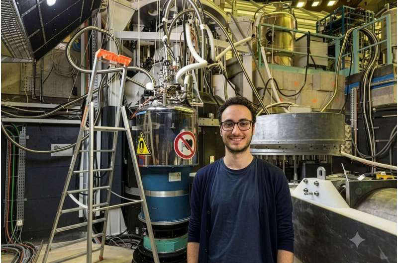 量子もつれが、シュレーディンガーの「蟻箱」を持つ物理学者たちによって示されたように、センチメートル規模の奇異金属結晶で検出されました