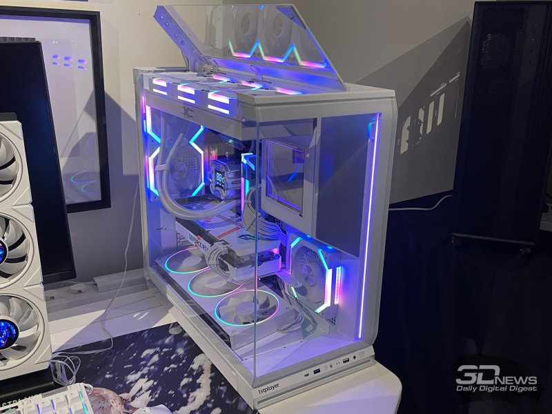 Computex 2026での1stPlayer展示ブースからのレポート：パノラマケース、SJO、ファンスクリーン、および小型だが強力な電源ユニット
