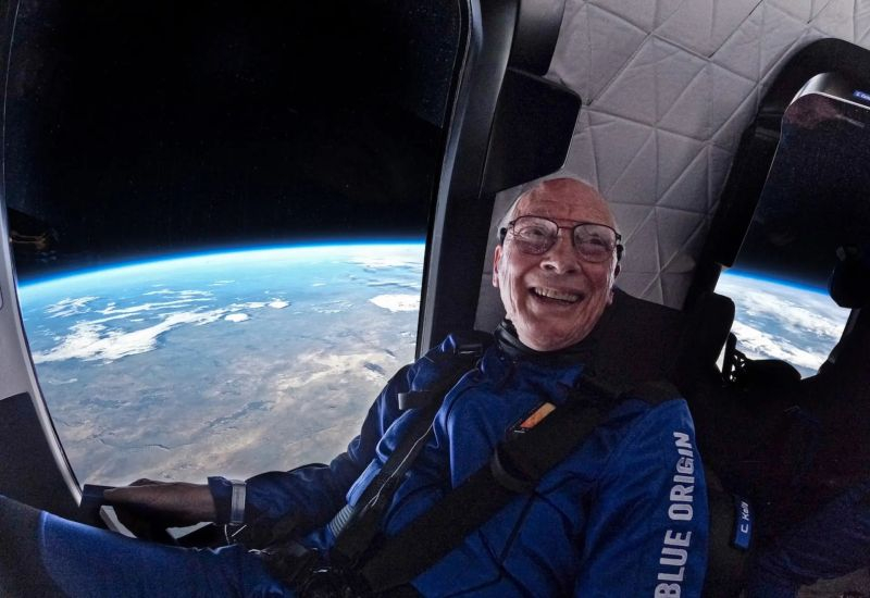 ブルーオリジンは少なくとも2年間、宇宙観光の開発を停止し、月プロジェクトに集中します