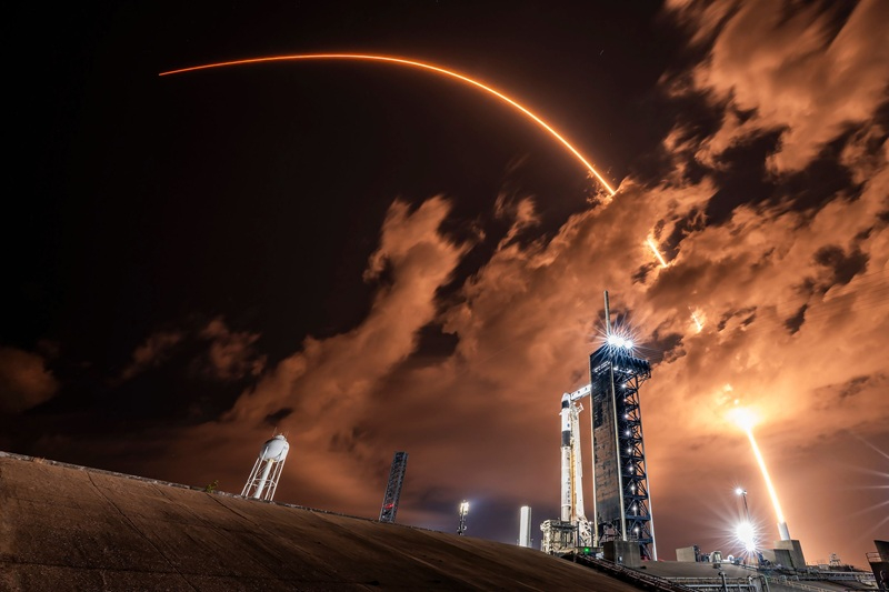 FCCの規制当局はAmazonを批判した：まず自社衛星を展開し、次にSpaceXを非難する。