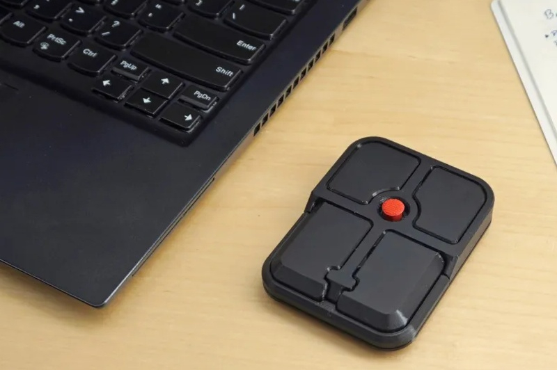 プルピーはThinkPadのアイコニックなTrackPointを携帯型マウスに変え、ノートパソコンから「切り離しました」。