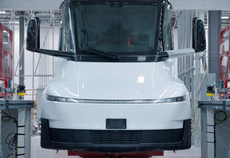 テスラ4680バッテリーは、イーロン・マスクがその卓越性を語ったにも関わらず、競合他社に比べて最も劣るパフォーマンスを示した。
