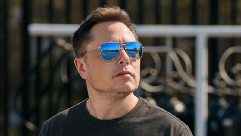 フランス当局は、イーロン・マスクがXとxAIの価格を過大評価したと非難し、露骨な画像を含むディープフェイクが使用されたと主張しました
