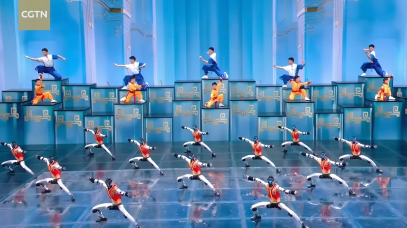 中国は、主要な新年ショーでヒューマノイドロボットを披露し、そのカンフーを見せました