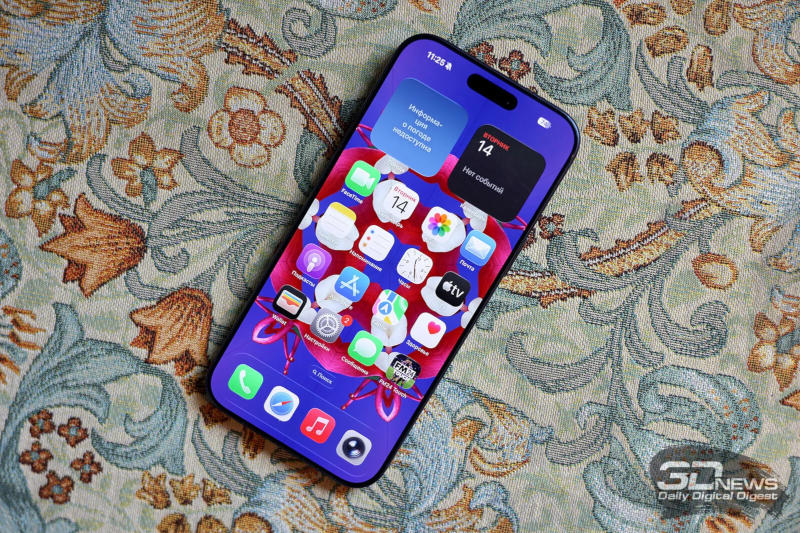 AppleのiPhone Proは周年に際し、画面が全方向から曲げられるという根本的なデザイン変更を迎える。