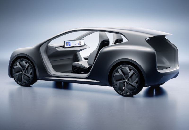 ルシッドは、テスラのCyberCabに匹敵する自律走行タクシーコンセプトを発表し、その他の革新も披露しました