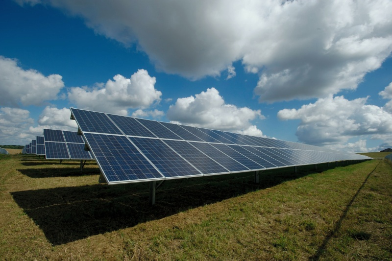 太陽光発電は10年半ばに石炭とガスを上回るが、人工知能は化石燃料から完全に離れることを許さない。