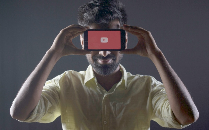 YouTubeは、世界中のテレビで視聴するために必須広告を開始します