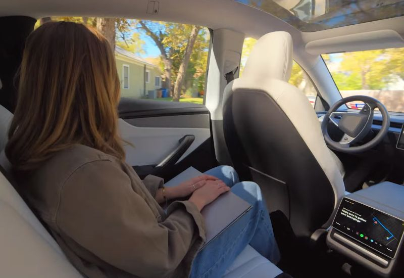 テスラのロボットカーは渋滞で動き続ける：25台の車から運転手はいないが、彼らはそれでも進んでいる。