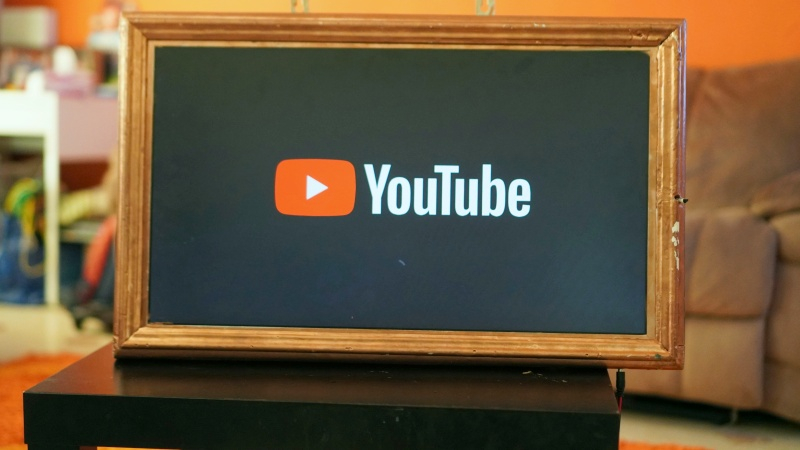 YouTubeは広告ブロッカーとの対立を激化させ、ユーザーのコメントや動画説明文を削除し始めました