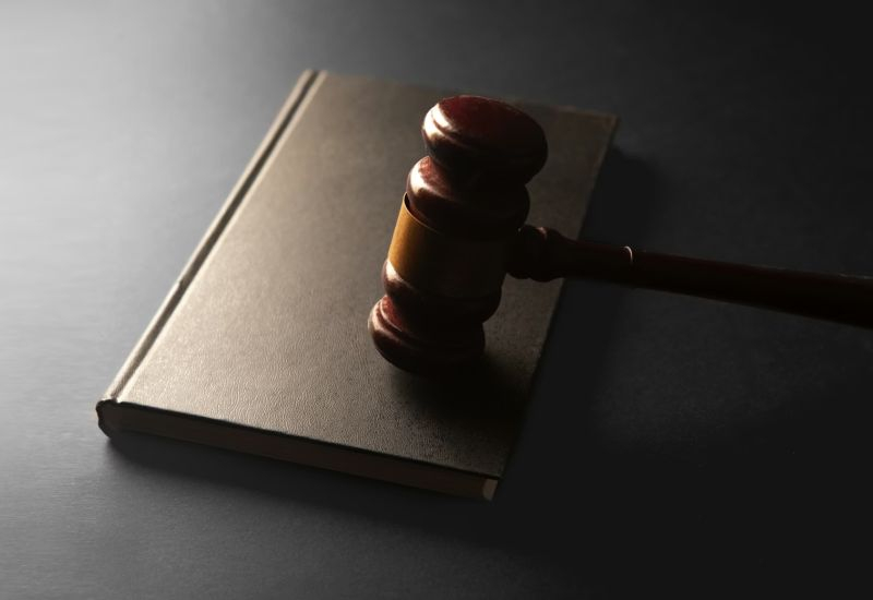 米国最高裁判所は、人工知能による創作物は著作権保護の対象外であると判断した。