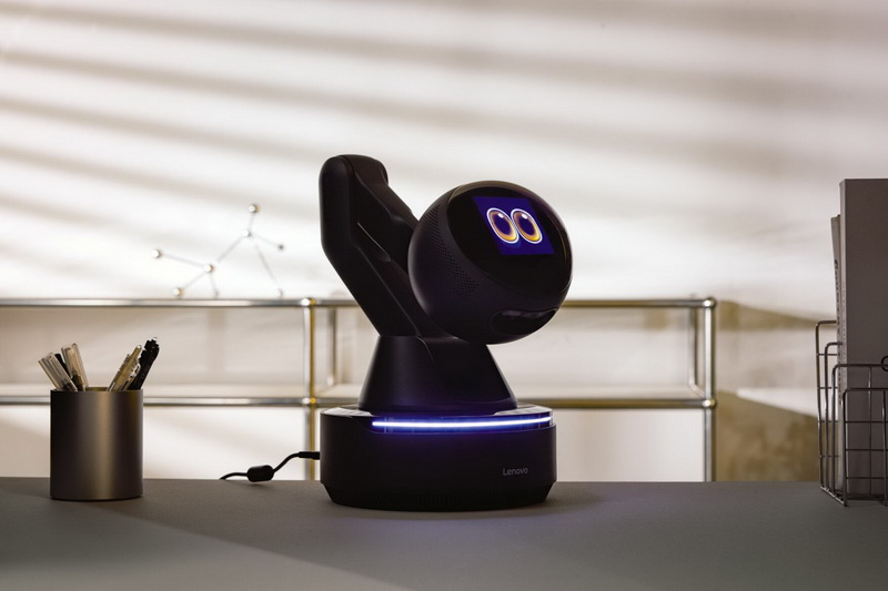 レノボは「目のような球体」を披露しました。これは、投影モジュールと人工知能を備えたAIロボットアシスタントWorkmateのプロトタイプです