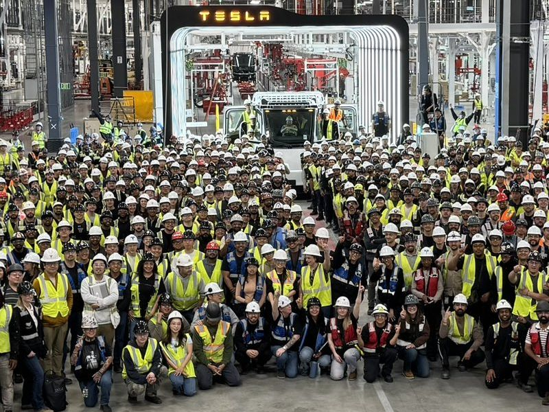新ネバダの工場で、初めて量産された電気トラックTesla Semiが登場しました