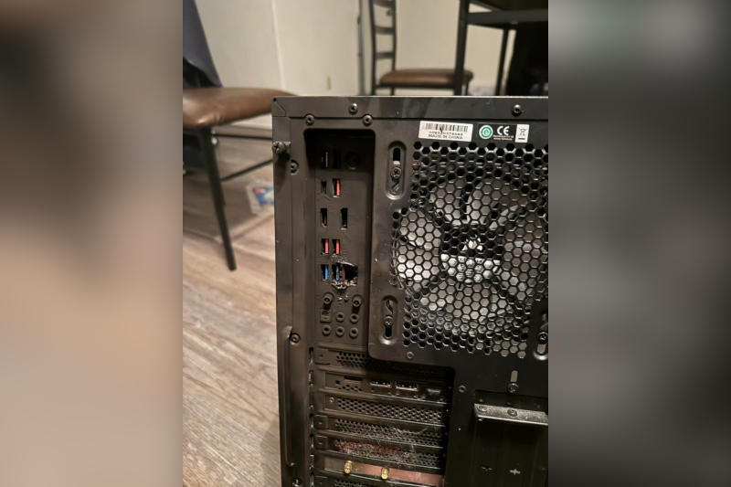 雷がインターネットケーブルを通じて家に入り、コンピューターとルーターを破壊しました。