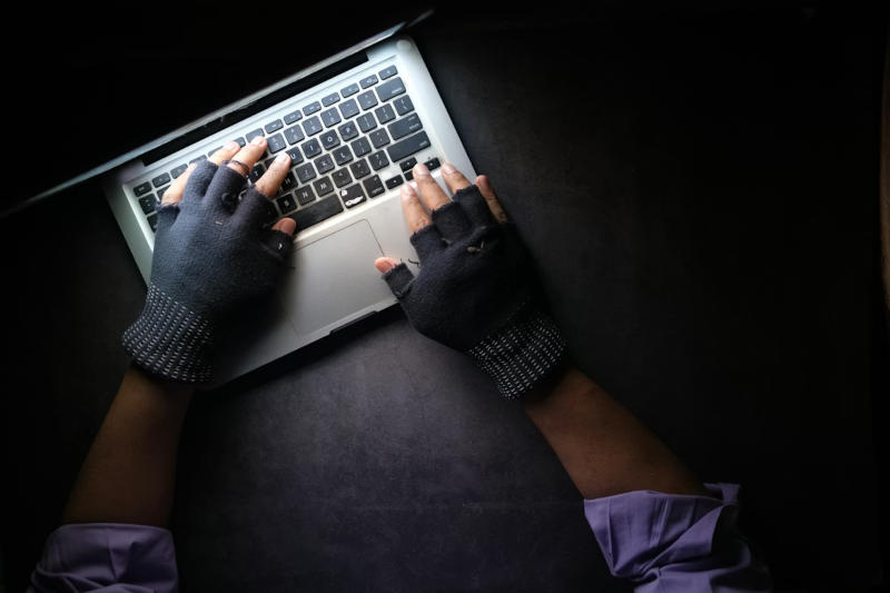 データ分析用のPythonツールが半日稼働していたところ、マルウェアに変わり、キーとトークンを盗んだ。