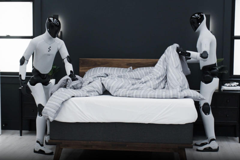 フィギュアロボットは部屋を組み立て、動画でベッドを設置しました。