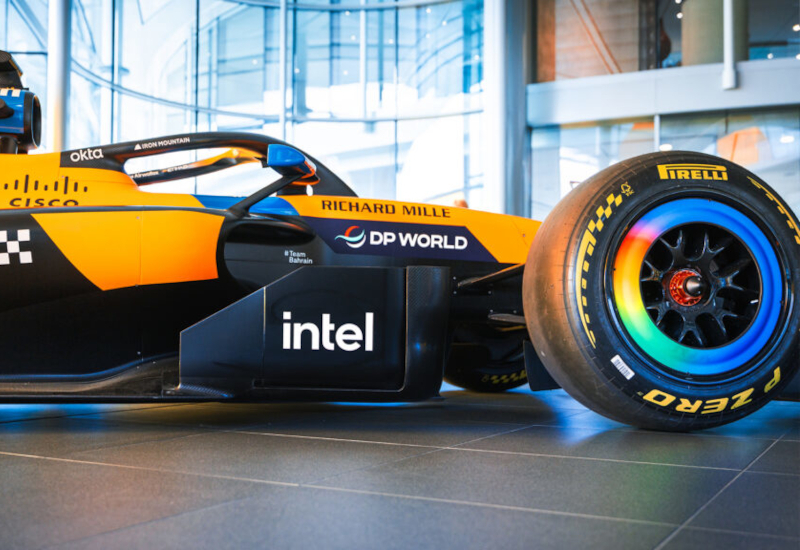 インテルはマクラーレンの計算パートナーとして自身を位置付け、F1レーストラックでAMDに挑戦します