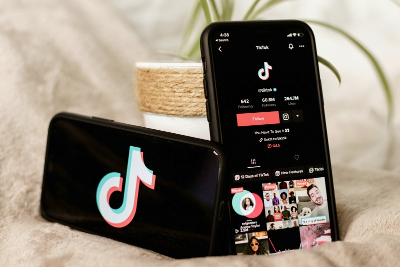 TikTokはBookingに対抗し、動画を閲覧するだけで旅行やホテルの予約ができるようになった。