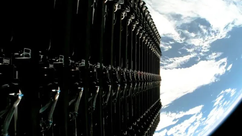 SpaceXはBlue OriginがTeraWaveアンテナの妨害を作り出しており、これがStarlinkの1,000万人のユーザーに影響を与える可能性があると非難しています