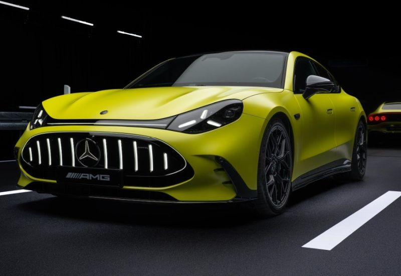 メルセデス・ベンツはAMG GTを初登場させました。これはスポーツ用電気クーペで、2秒で時速100kmに達します