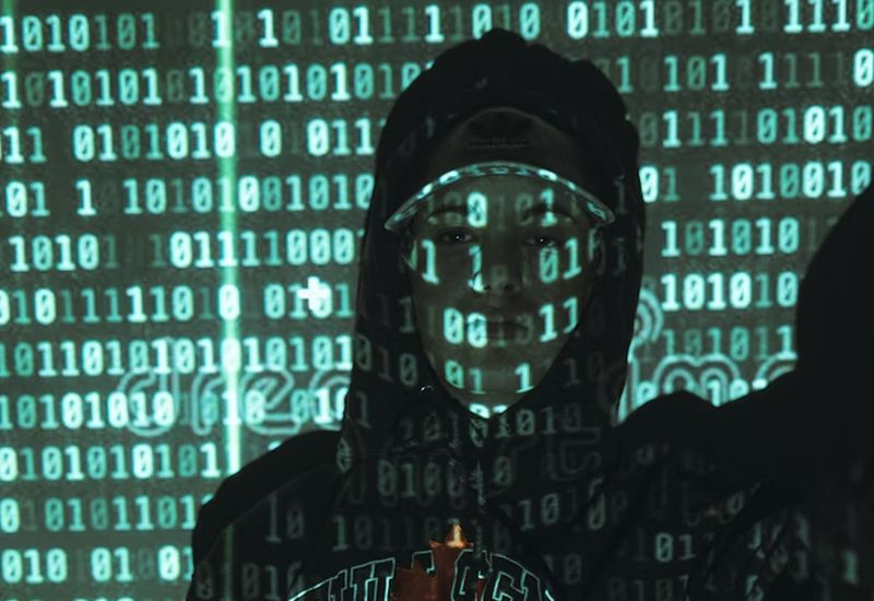 AIを利用する詐欺師は、平均よりも4.5倍以上高い収益を得ているとインターポールが報告しています。