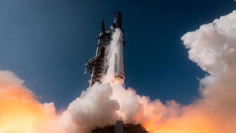 スターシップV3の初飛行は、改良されたメガロケットの信頼性を確認しましたが、その後に爆発が起きました