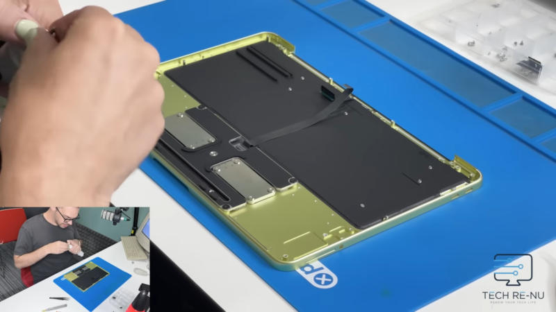 AppleのMacBook Neoは予想よりも簡単で、バッテリーを組み込んでもいない。