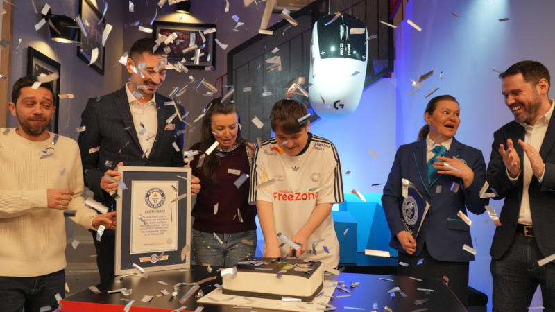 ロジテックG プロ X2 スーパーシュトライクは、クリック数でギネス世界記録を破ったが、一部のゲームではチートと呼ばれた。