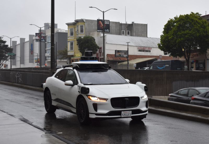 Waymoは米国の高速道路でロボットタクシーを運用する計画を安全上の理由から中止します。