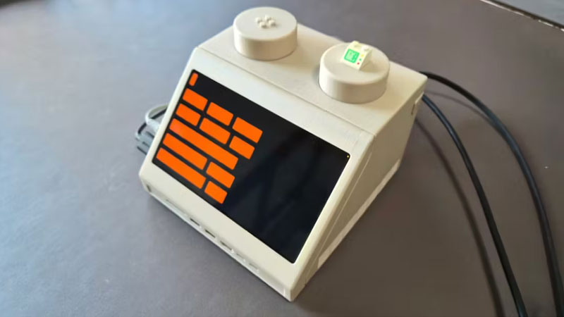Mac miniは、1970年代の端末を模した拡張レゴブロックに隠されていた。
