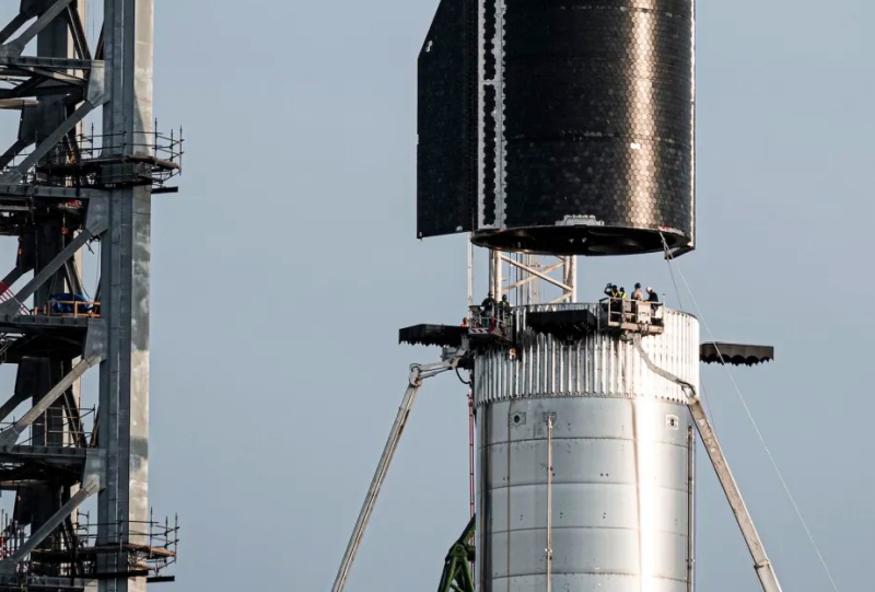 SpaceXの従業員がStarship発射の数日前に建設現場で亡くなり、事故原因が調査中です