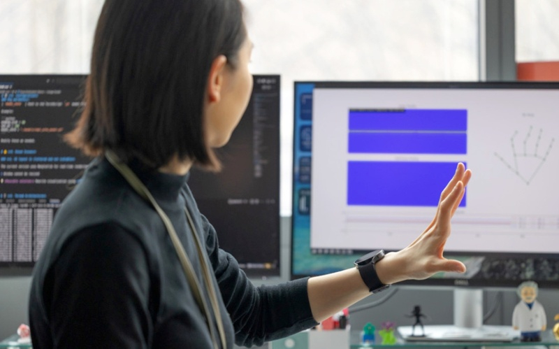 研究者はAIを用いて、一般的なスマートウォッチを手の動きを精密に測定できる機器に改造しました